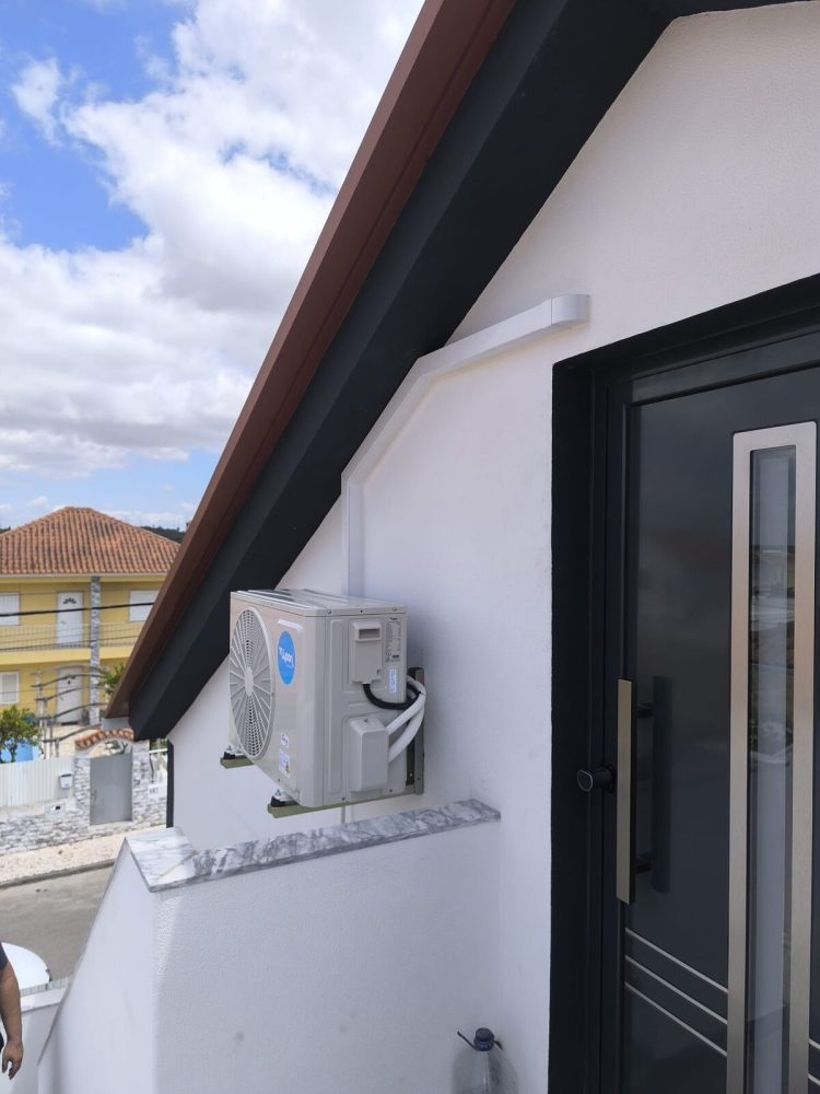 Unidade exterior de ar condicionado instalada numa moradia na Charneca de Caparica pela EdumoClima