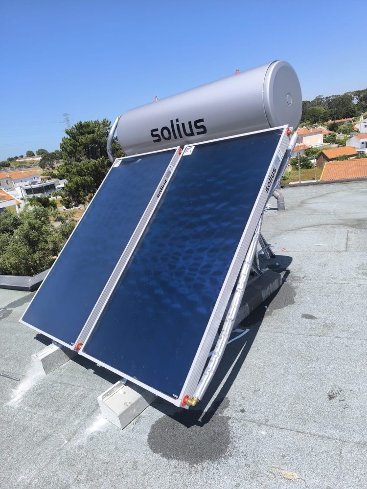 Painéis solares térmicos instalados em cobertura na Charneca de Caparica